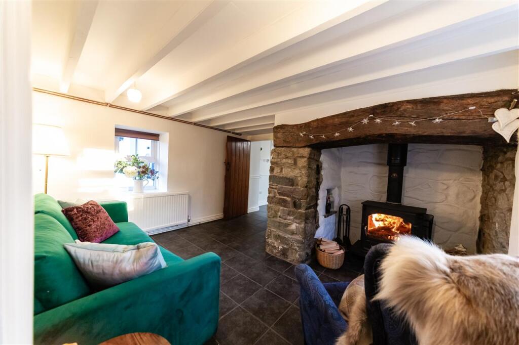 House in Llawhaden - More