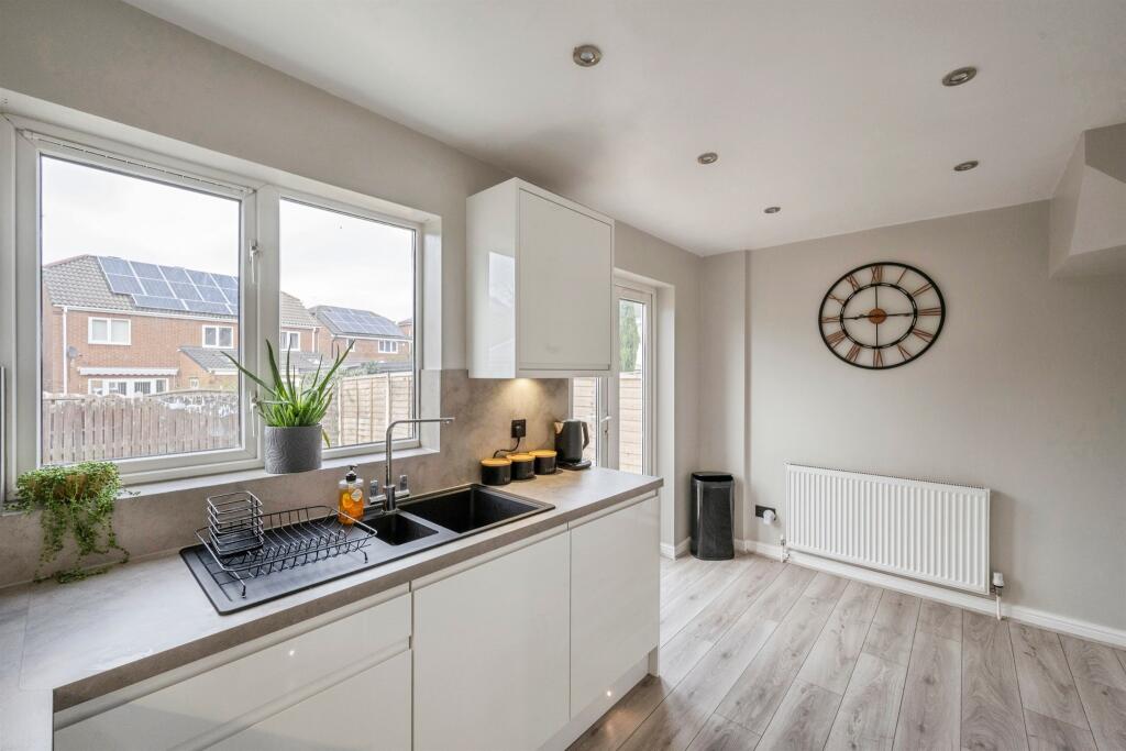 House in Doncaster, Rossington - More