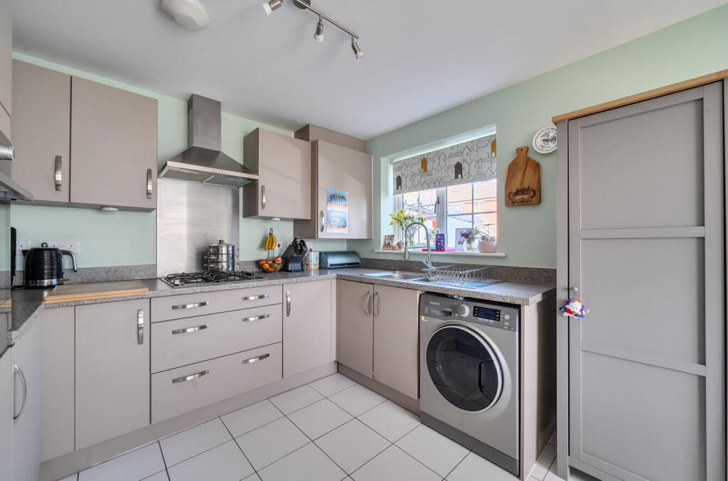 14 Shipridge Drive, Spencers Wood, Reading photo 2