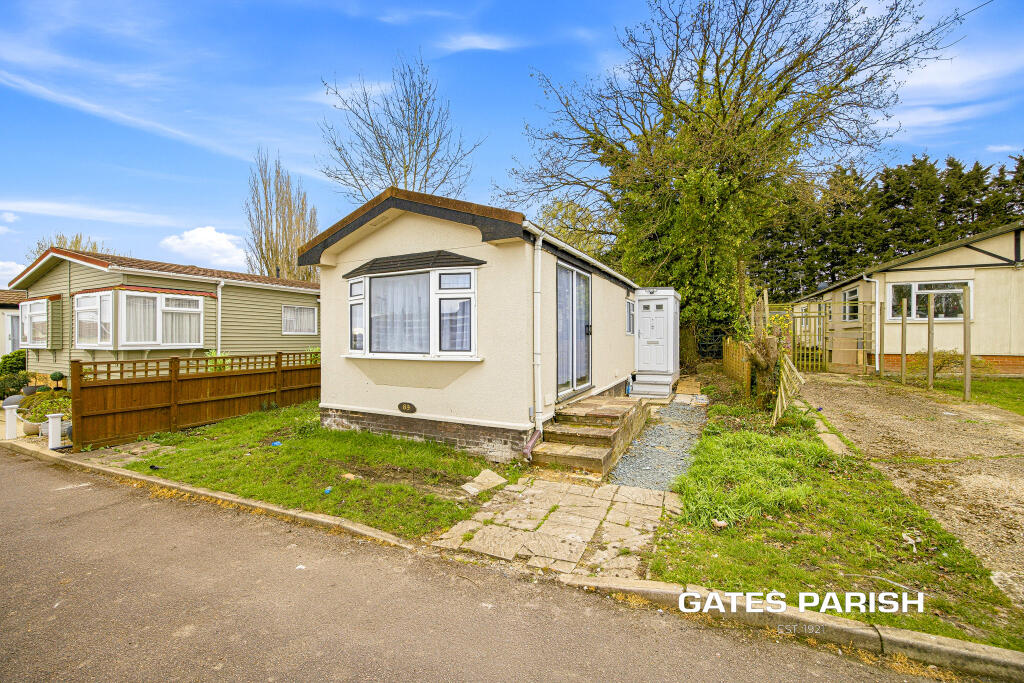 1-bed caravan on Cummings Hall Lane, Noak Hill, Romford, RM3, £100,000