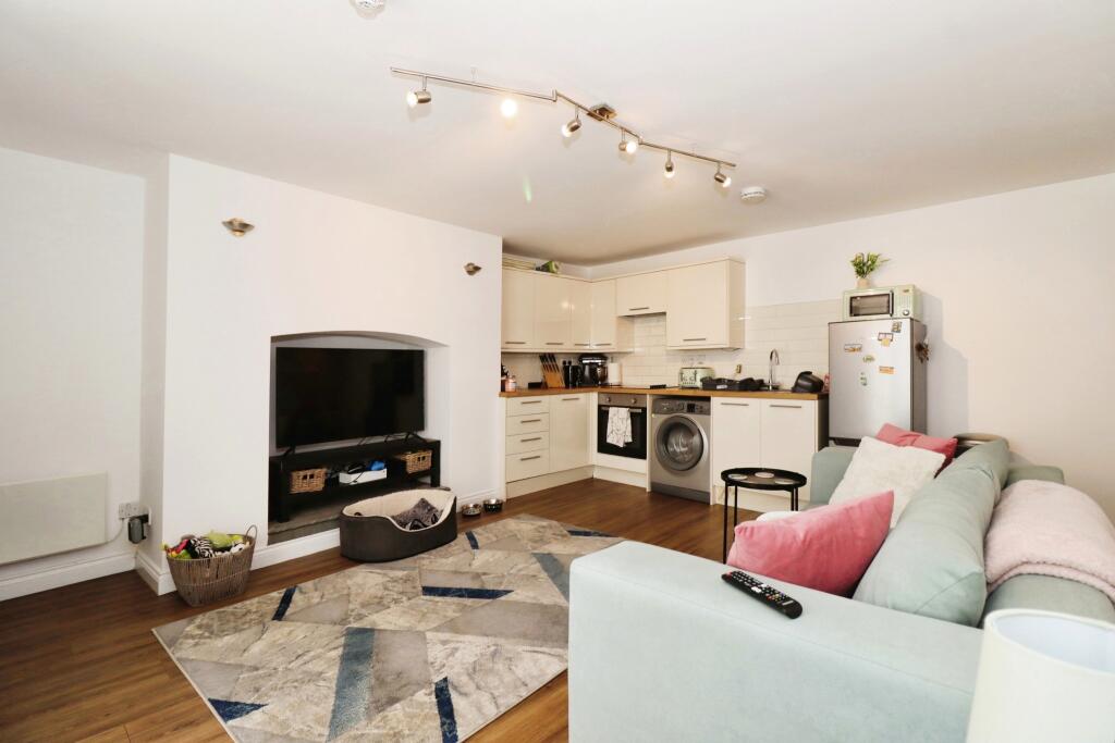 Apartment in Dursley, Woodmancote - View 3