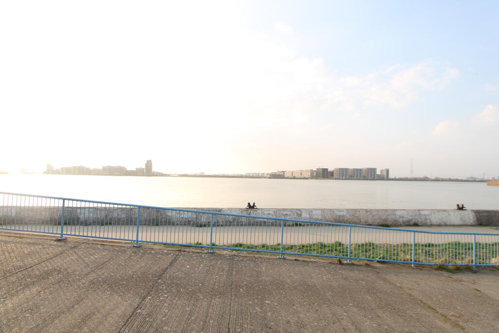Apartment in London, Thamesmead - More