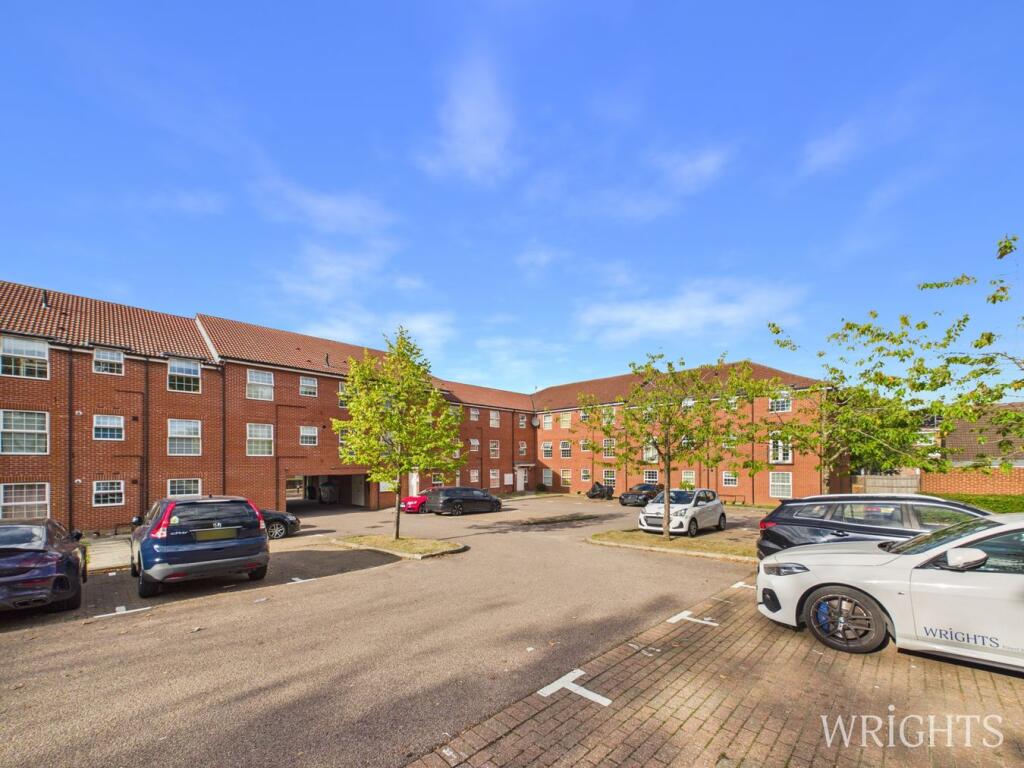 Apartment in Welwyn Hatfield, Hertfordshire - View 2