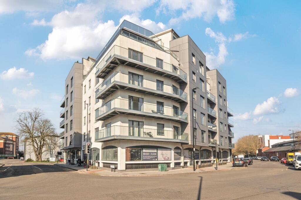 Main image of property: Royal Crescent Road, Royal Crescent Apartments, SO14