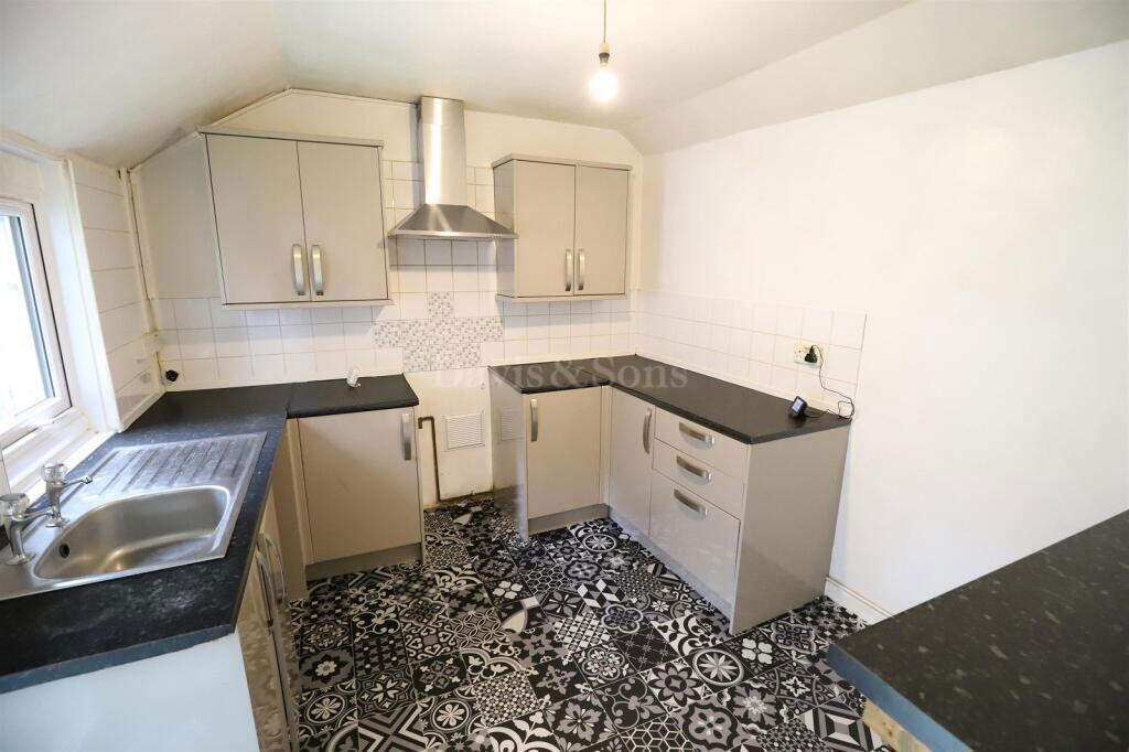 House in West End, Llan-fach, Abercarn - View 4
