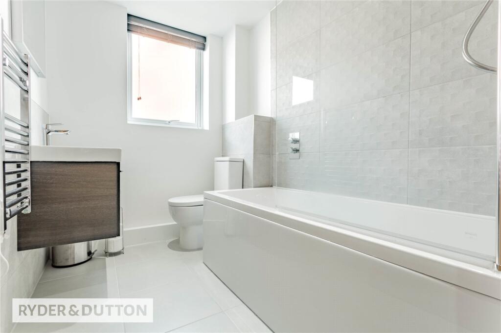 Apartment in Oldham, Hey, Waterhead - More