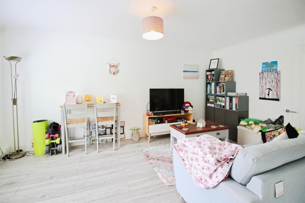 Apartment in Cardiff, Pentwyn - View 5