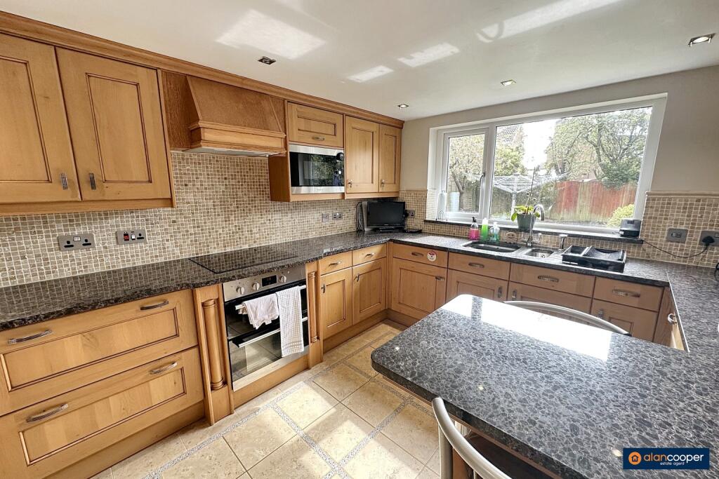 House in Nuneaton and Bedworth, St Nicolas Park - View 5