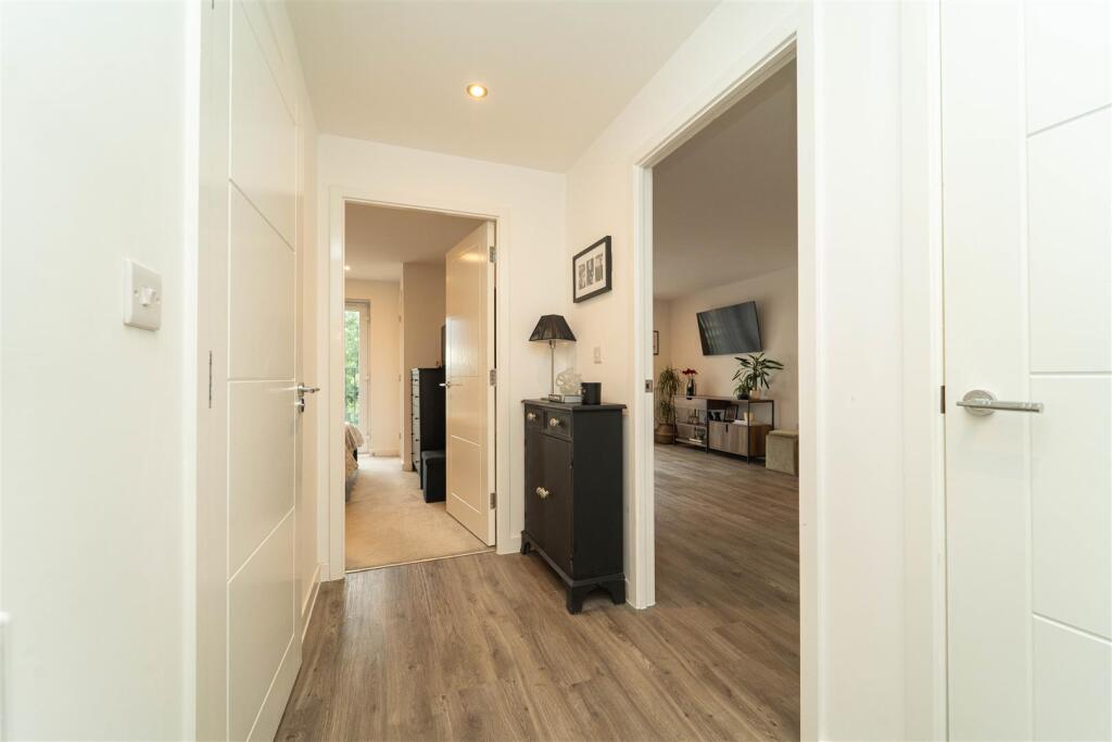 Apartment in Trafford, Gorse Hill - View 4