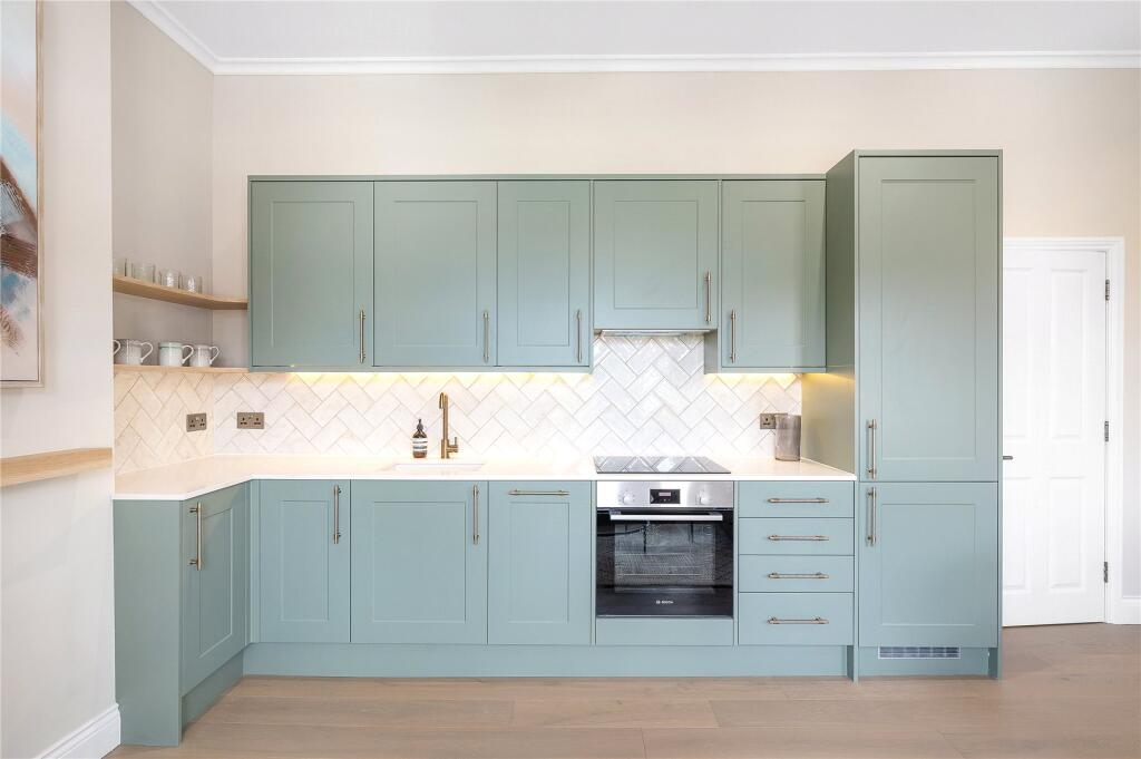 Apartment in London, Blenheim Gardens Estate, Streatham Hill - View 2