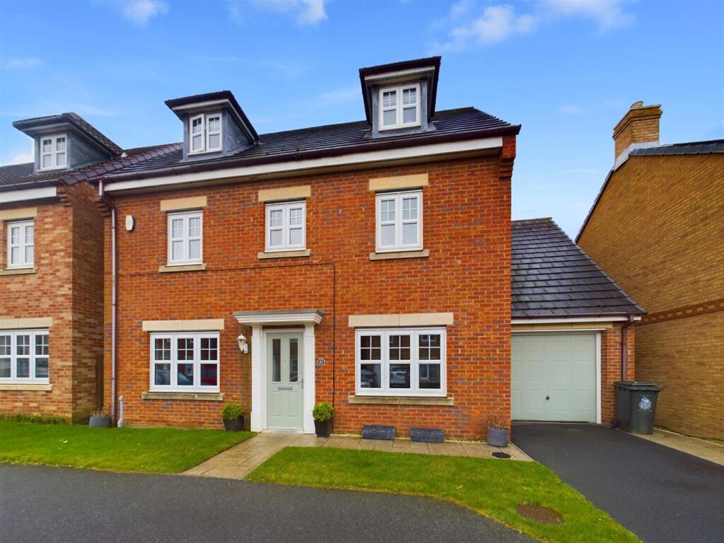 5-bed detached on Earlsmeadow, Earsdon View, £399,950