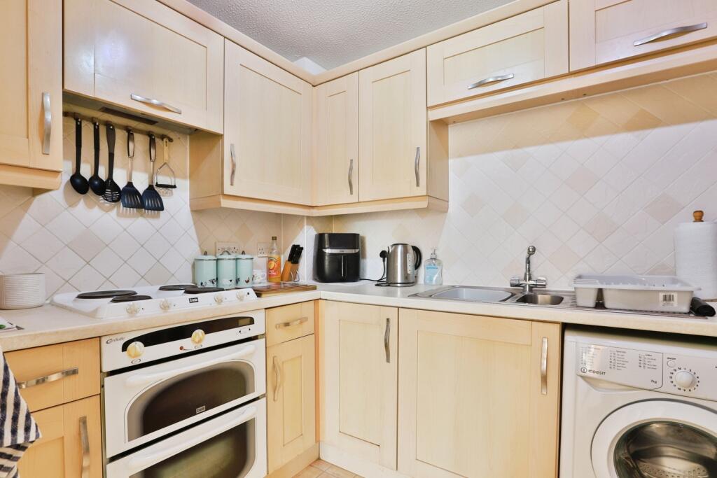 Apartment in Verwood, Dorset - View 3