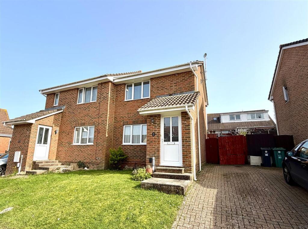 2-bed semi-detached on Kingslea Park, East Cowes, £190,000