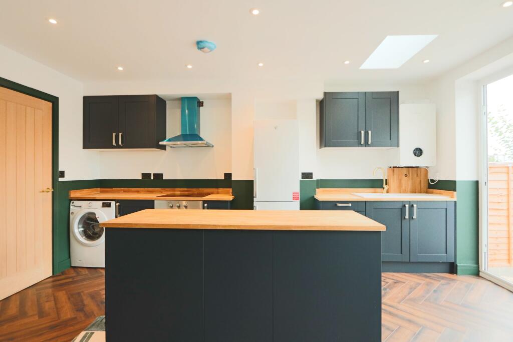 6 bedroom semi-detached house for rent