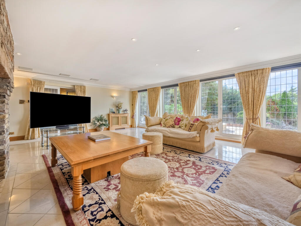 House in Sutton - More