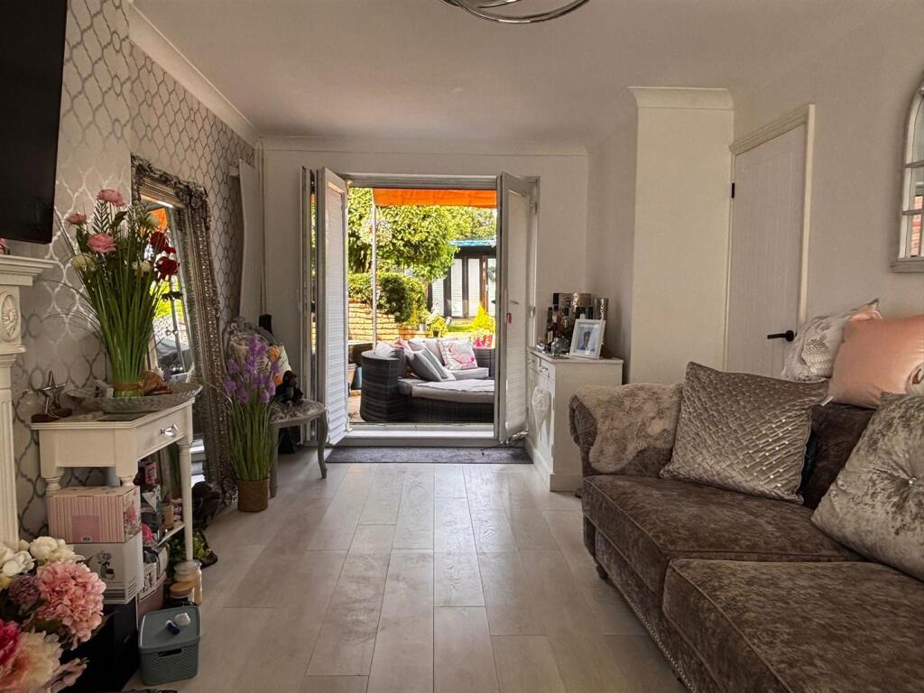 Garden Avenue, Hatfield photo 5