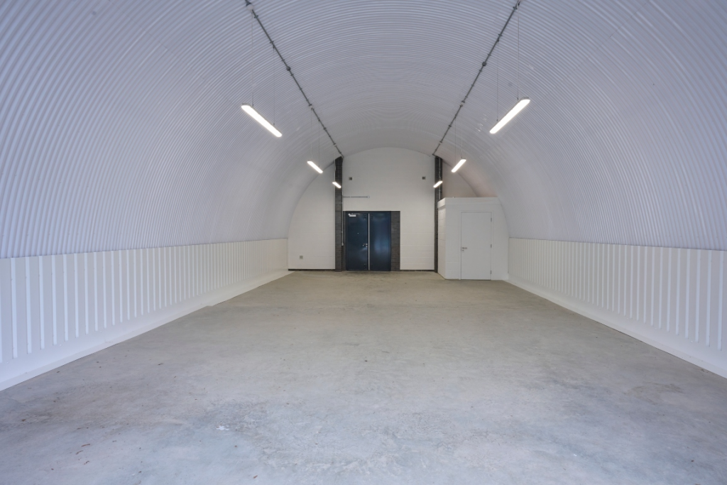 An empty arch with white lining