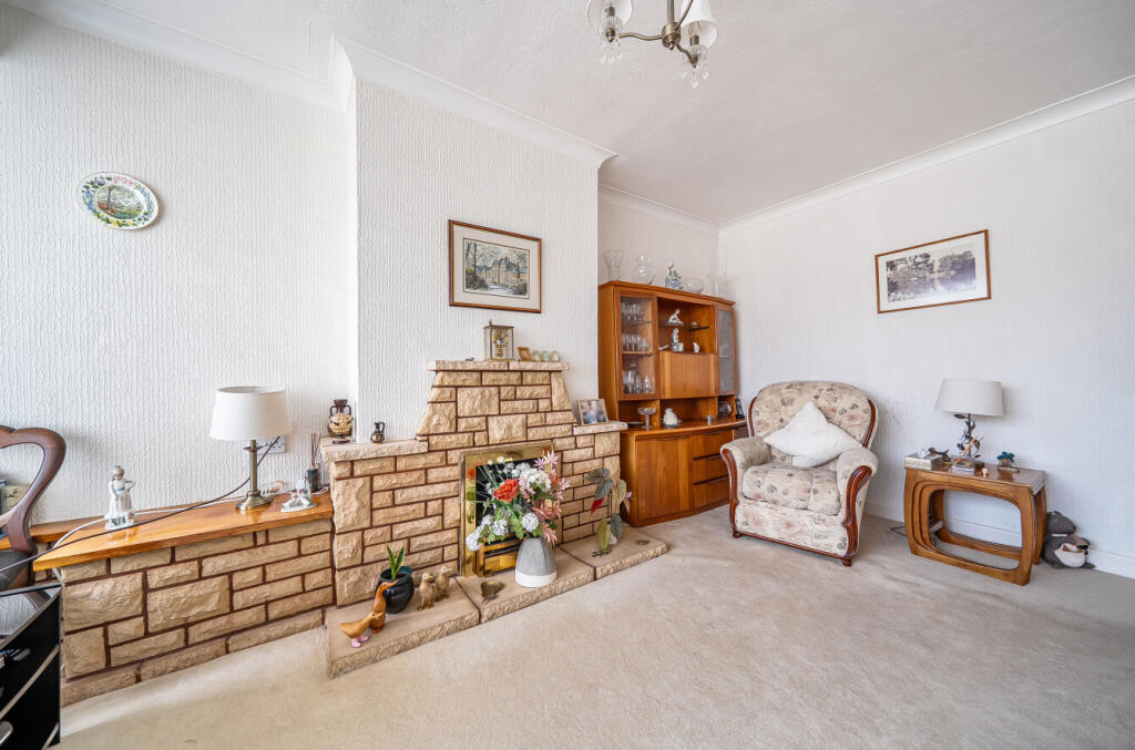 House in Swindon, Lakeside, Lawn - View 3