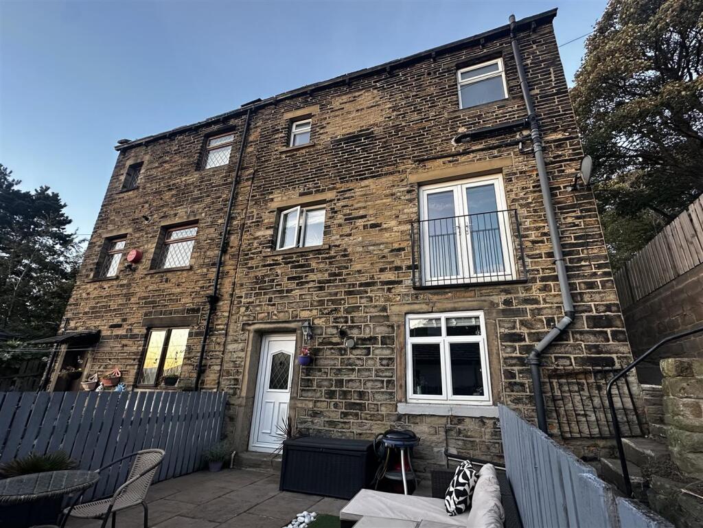 2-bed house on Almondbury Bank, Huddersfield, HD5 8EL, £220,000
