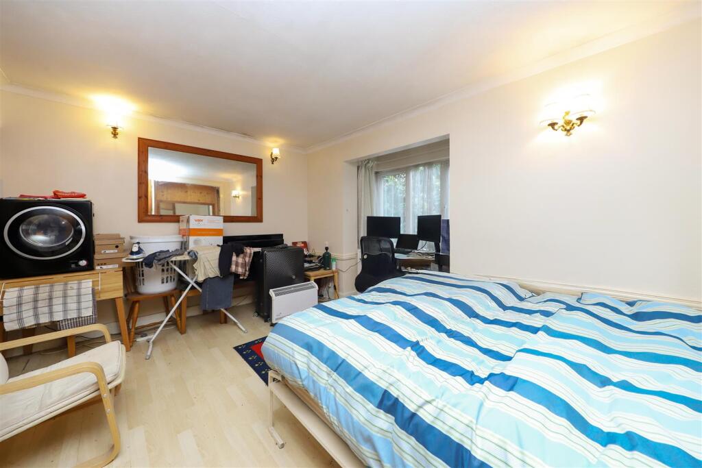 Harlington Road, Hillingdon, UB8 photo 3