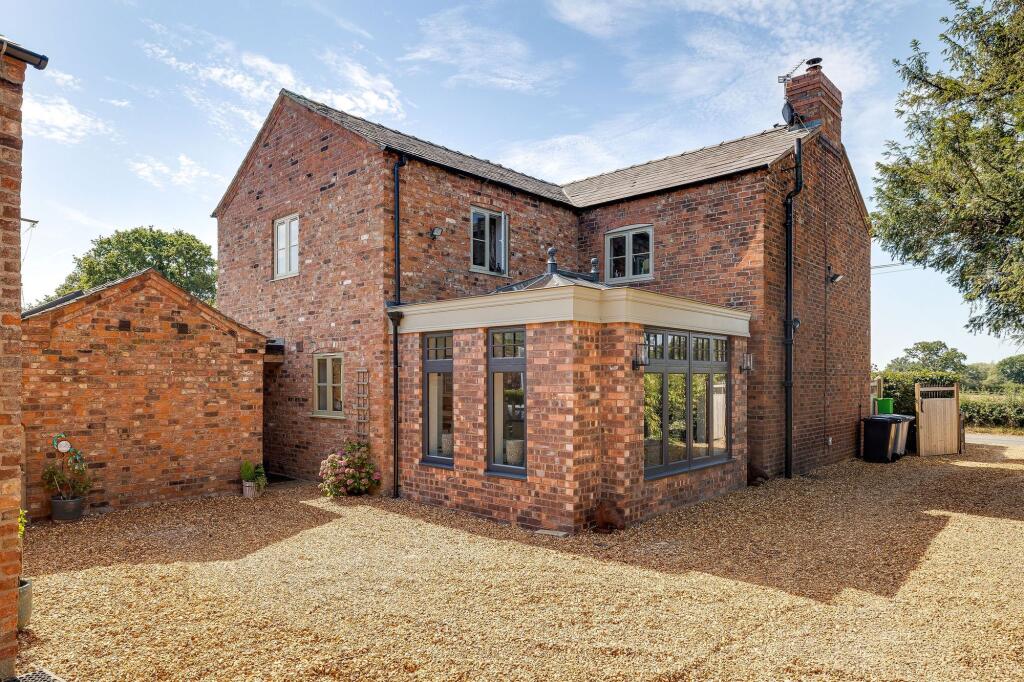 House in Crewe, Alpraham and Calveley - More