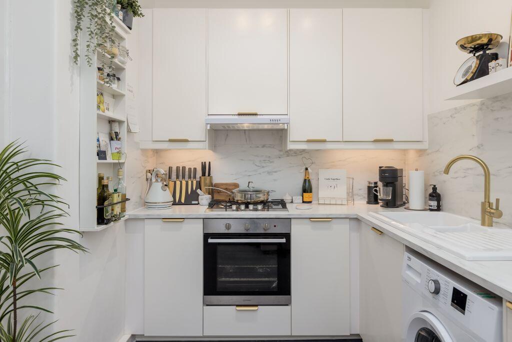 Apartment in Edinburgh, Leith Central - View 4