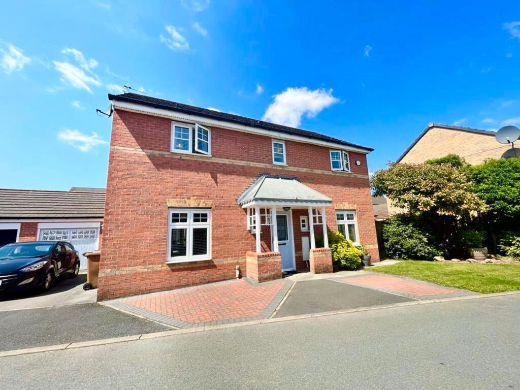 4-bed detached on 1 Roving Bridge Rise, Agecroft, Swinton - M27 8AF, £400,000