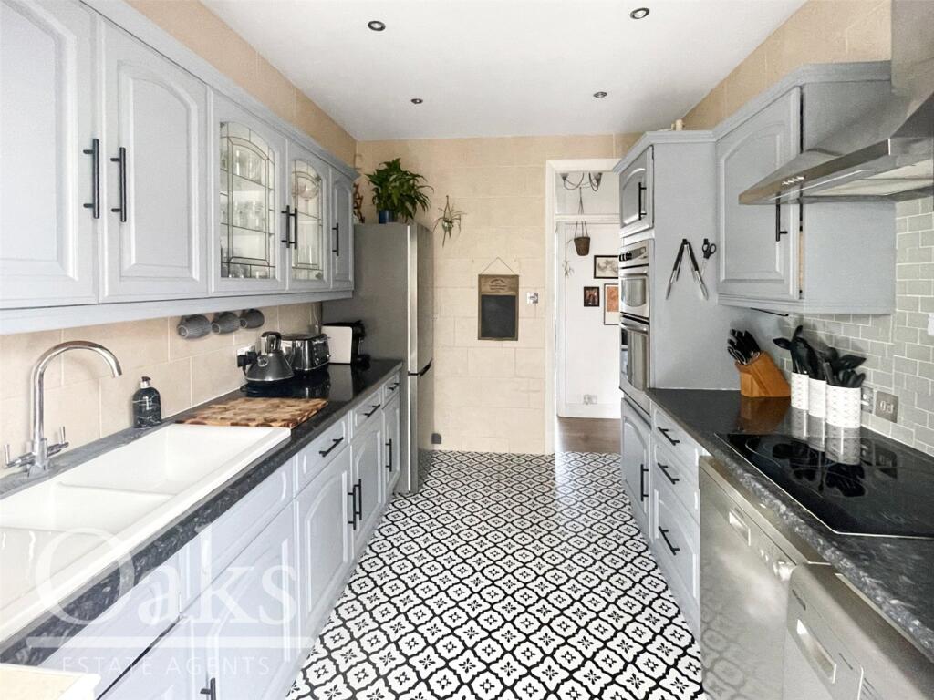 25 Rowan Crescent, London photo 4