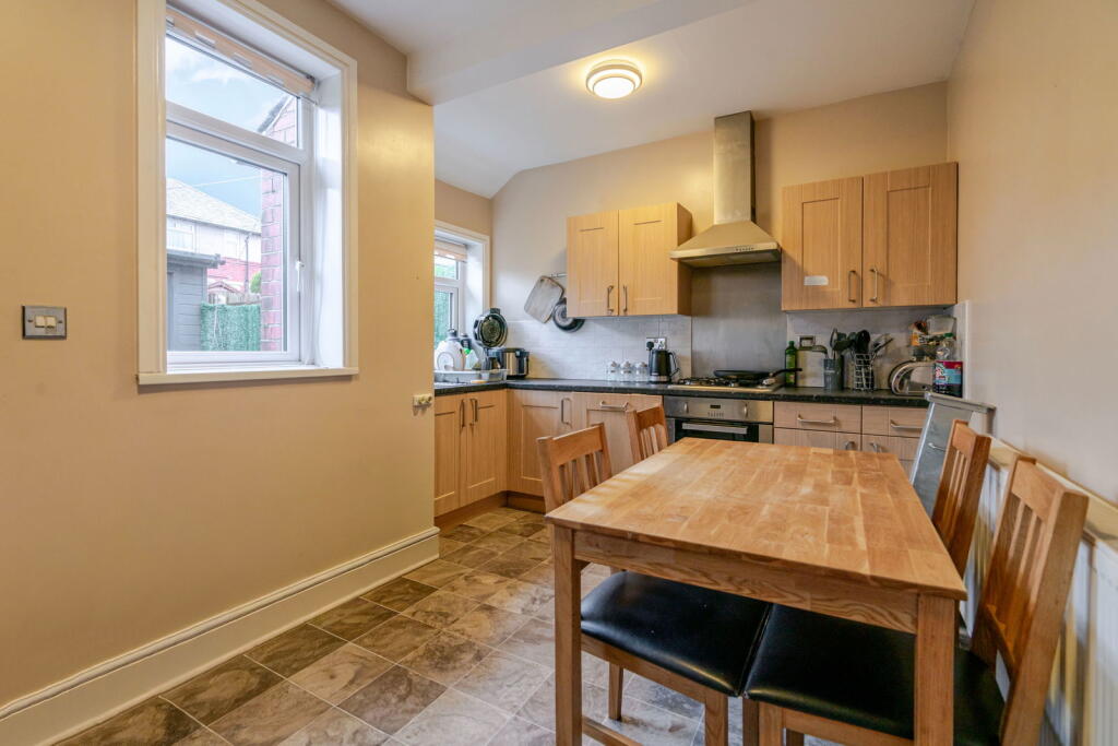 2 Priestley Place, Sowerby HX6 1BN photo 3