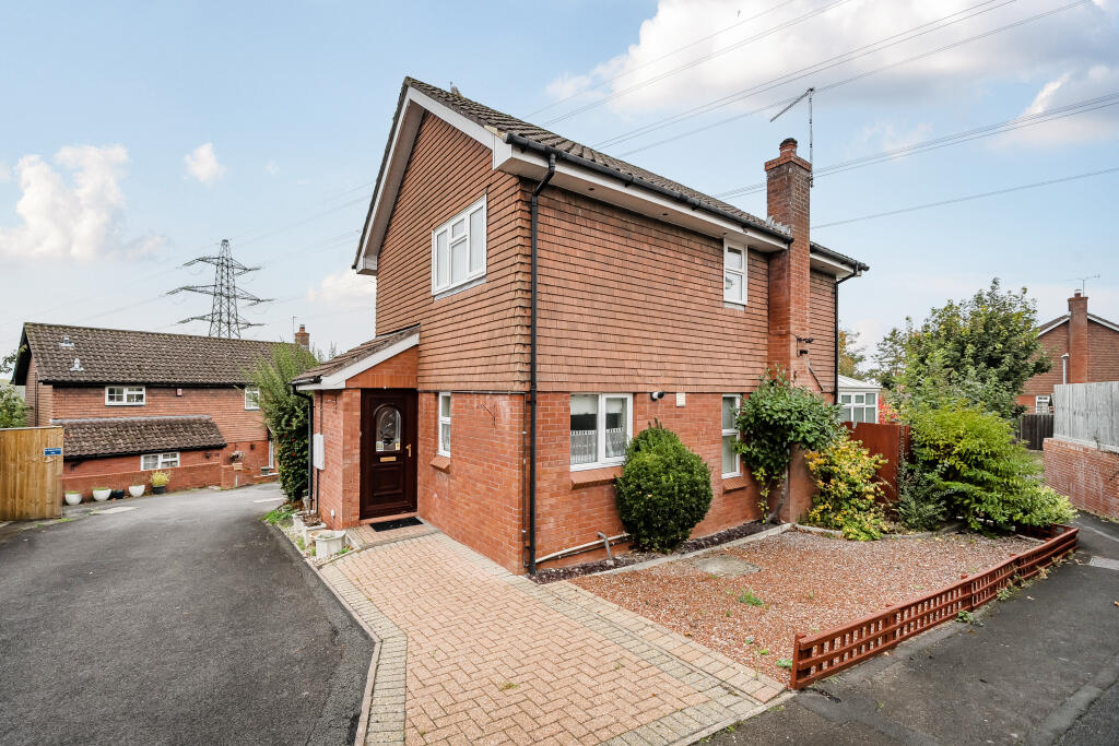 3-bed detached on Coppice Close, Woodhall Park, Swindon, SN2, £300,000