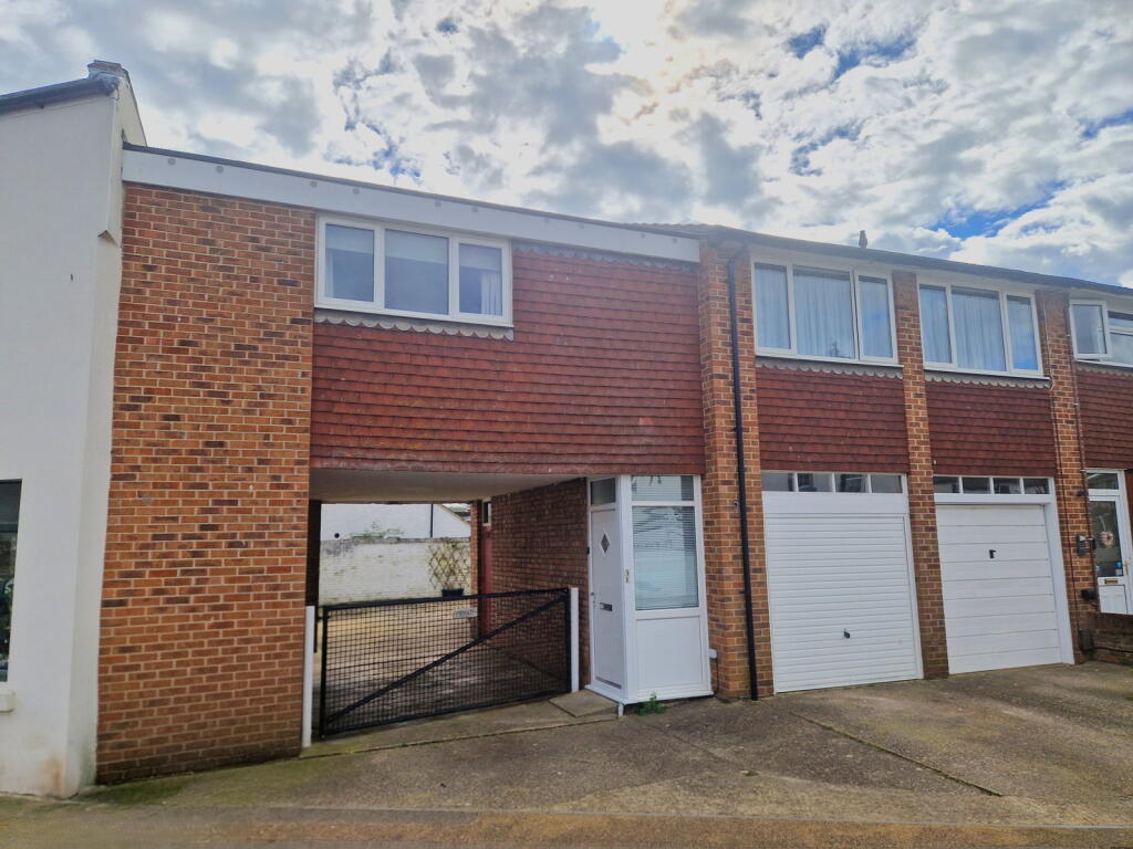 2-bed flat on Village Road, Alverstoke, Gosport, PO12 2LD, £219,950