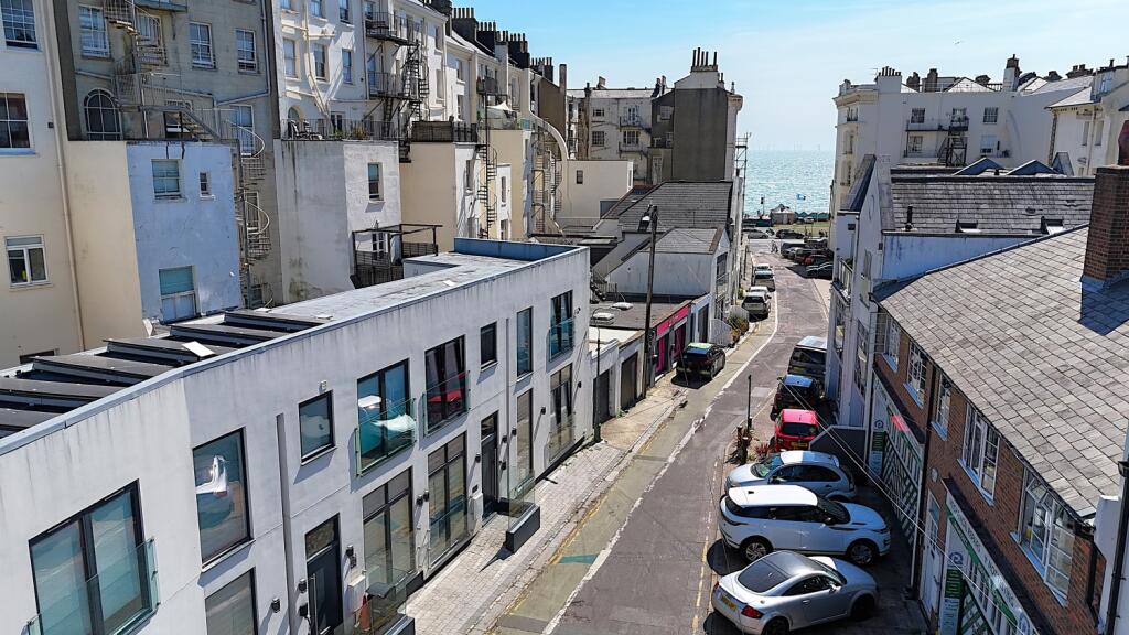 La Manche St Johns Road  photo 4