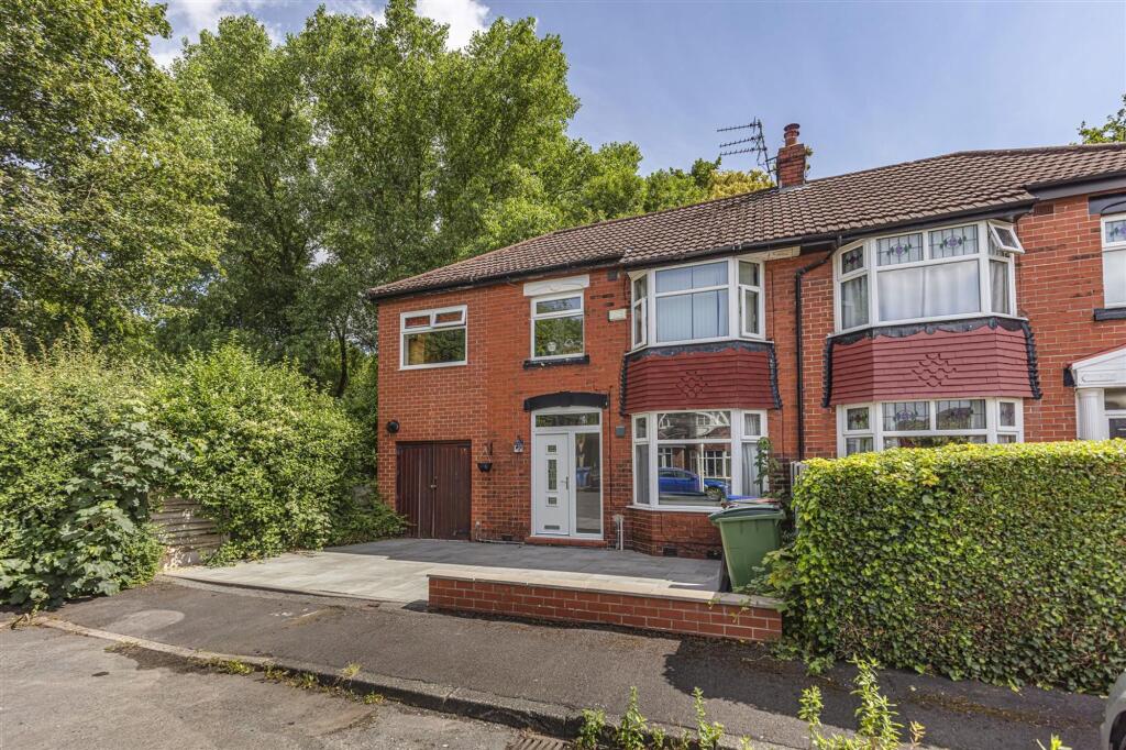 Main image of property: Emlyn Grove, Cheadle, SK8