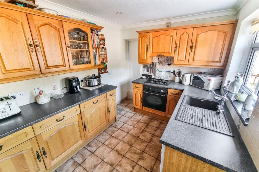 Manor Road, Tongham, Farnham, Surrey, GU10 photo 4