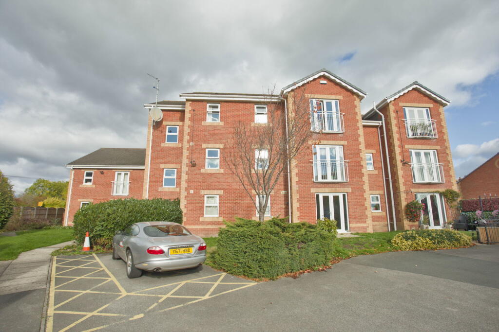 2-bed flat on Sandringham Court, Streethouse, Pontefract, WF7 6GG, £115,000