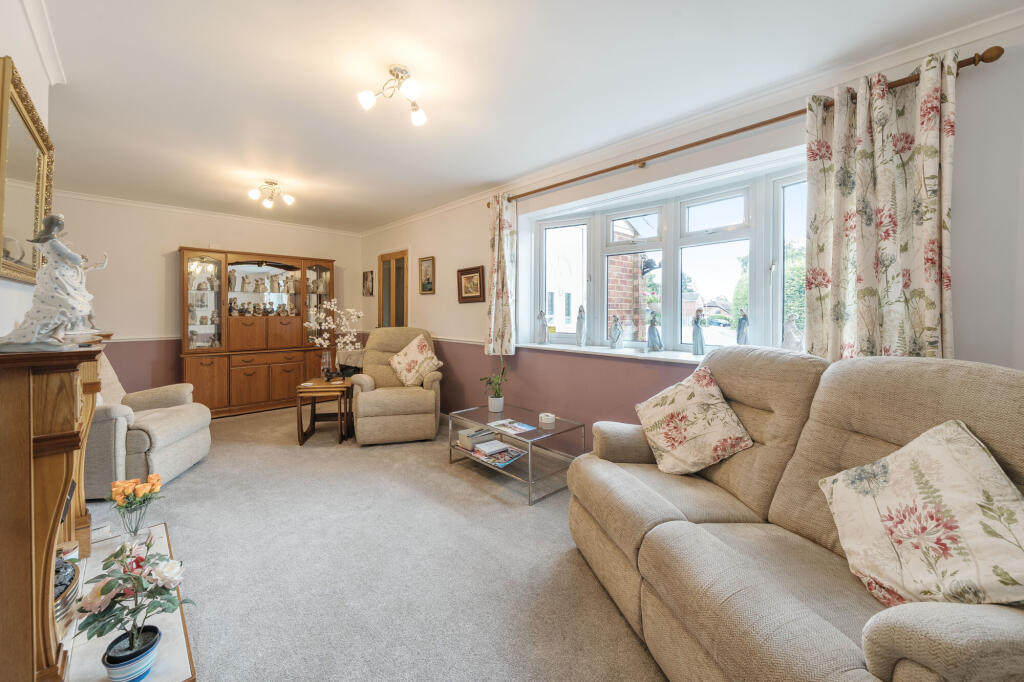 Crosslands, Caddington, LU1 photo 3
