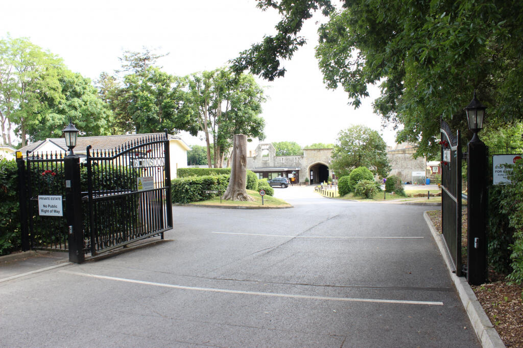 Swindon, Wiltshire, SN25 photo 3