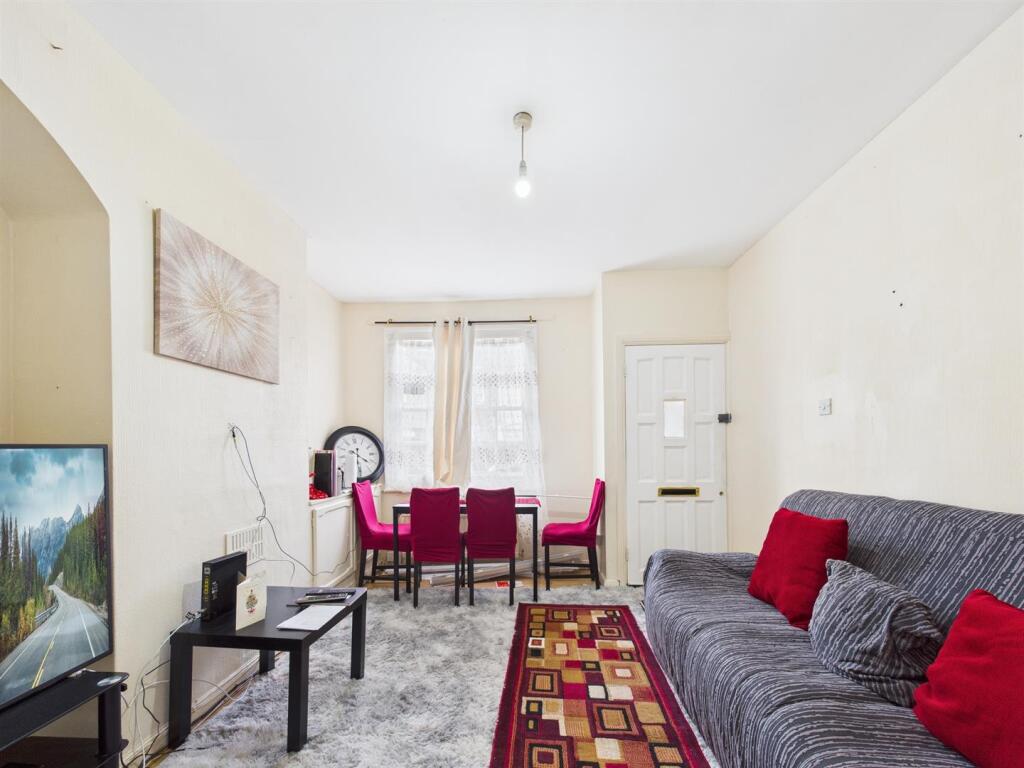 House in London, Tower Gardens Estate, West Green - View 3