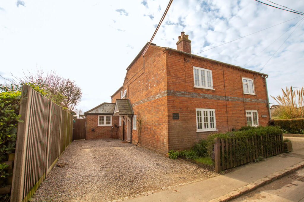 House in Bradfield, Tutts Clump - View 4