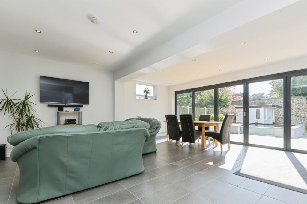 Albany Gardens West, Clacton-on-Sea, Essex, CO15 - View 4