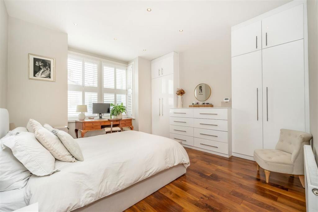 Apartment in London - View 5
