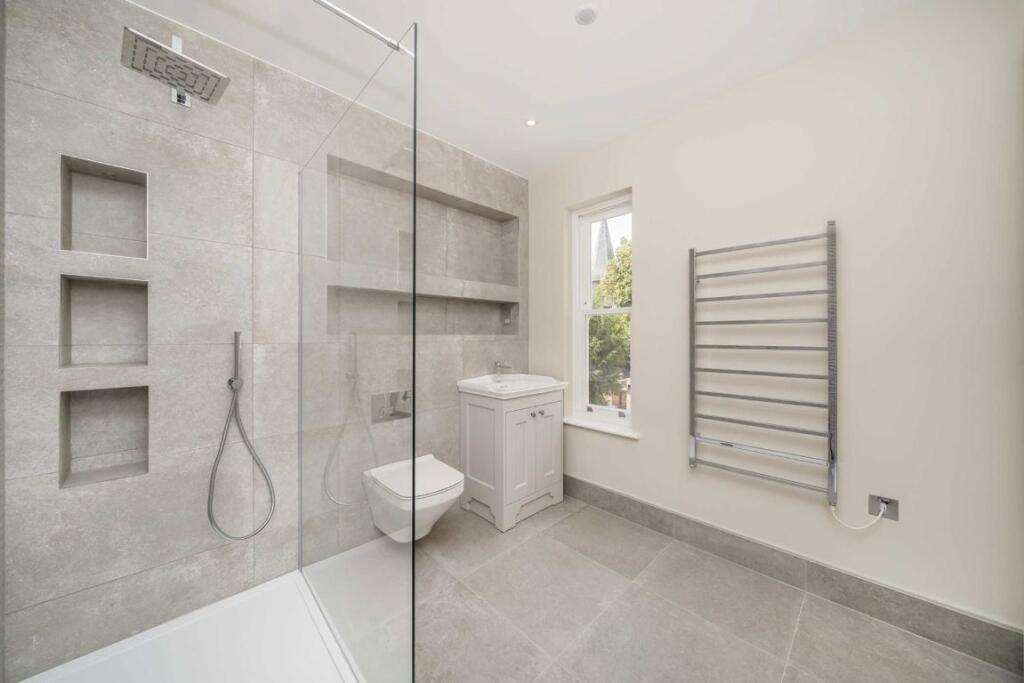 House in Elmbridge, Molesey - More