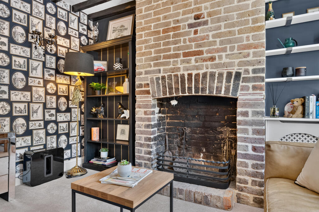 Beautifully renovated, 83 London Road, Markyate, St Albans - More
