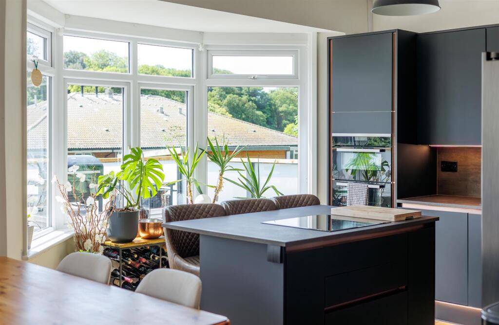 THREE BEDROOM BUNGALOW - Zig Zag Road, Ventnor - More