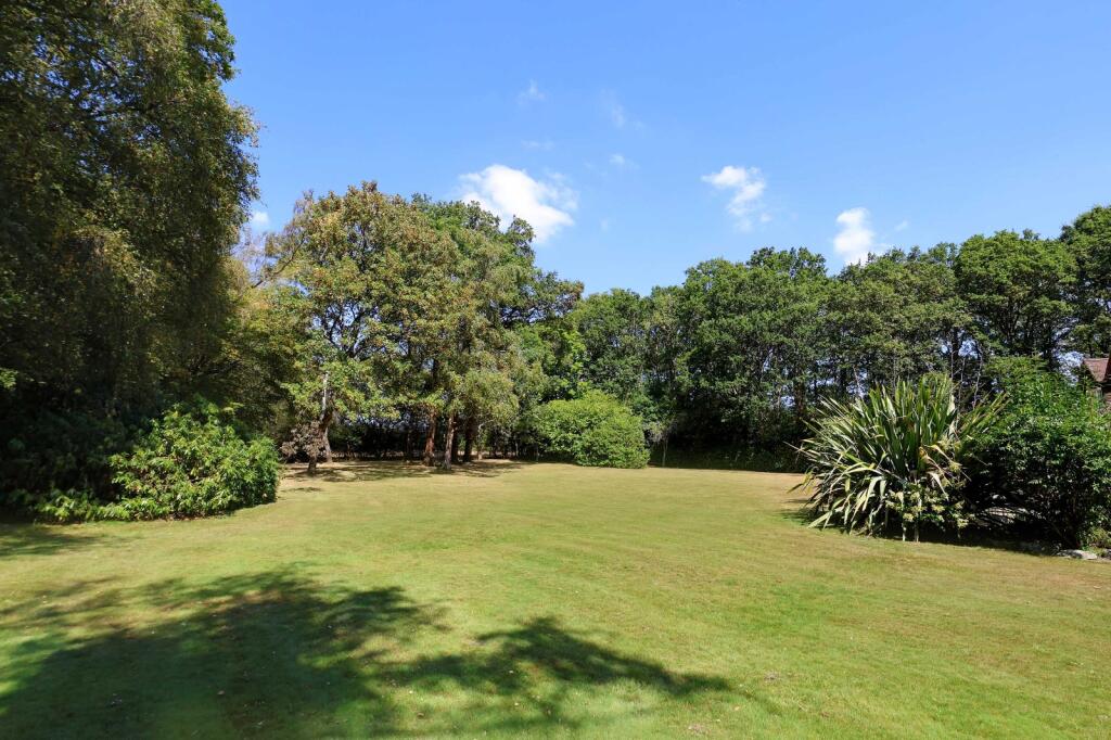 House in Slough, Chalfont St Peter - More