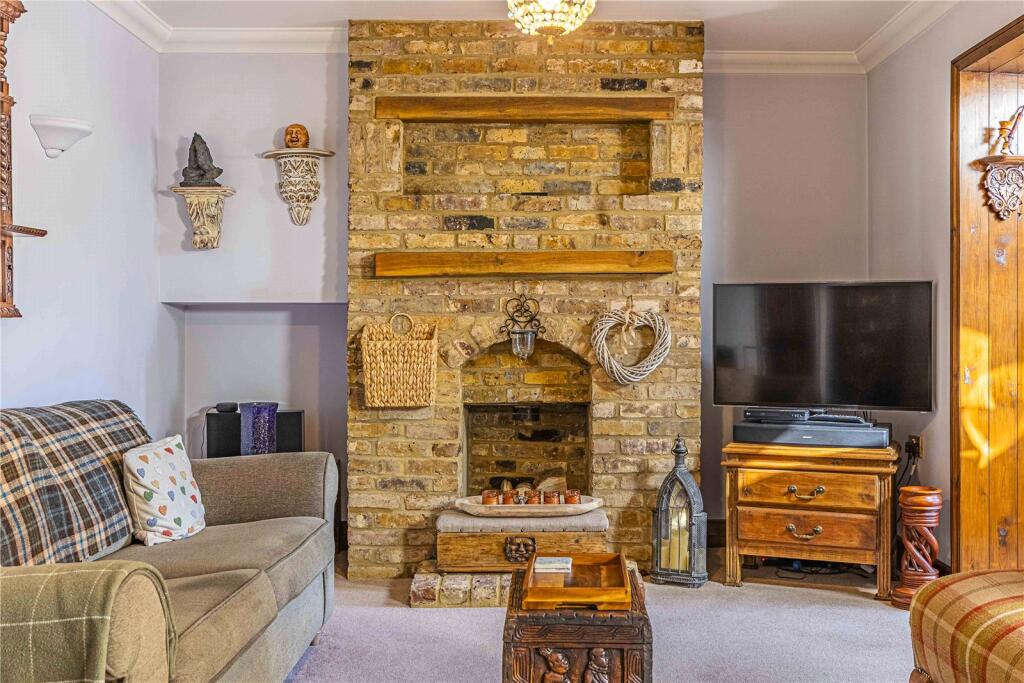 House in Dacorum, Hertfordshire - More