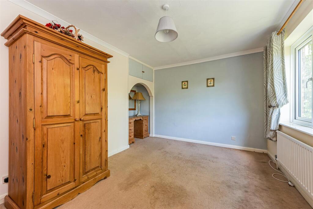 Jubilee Lane, Farnham - More