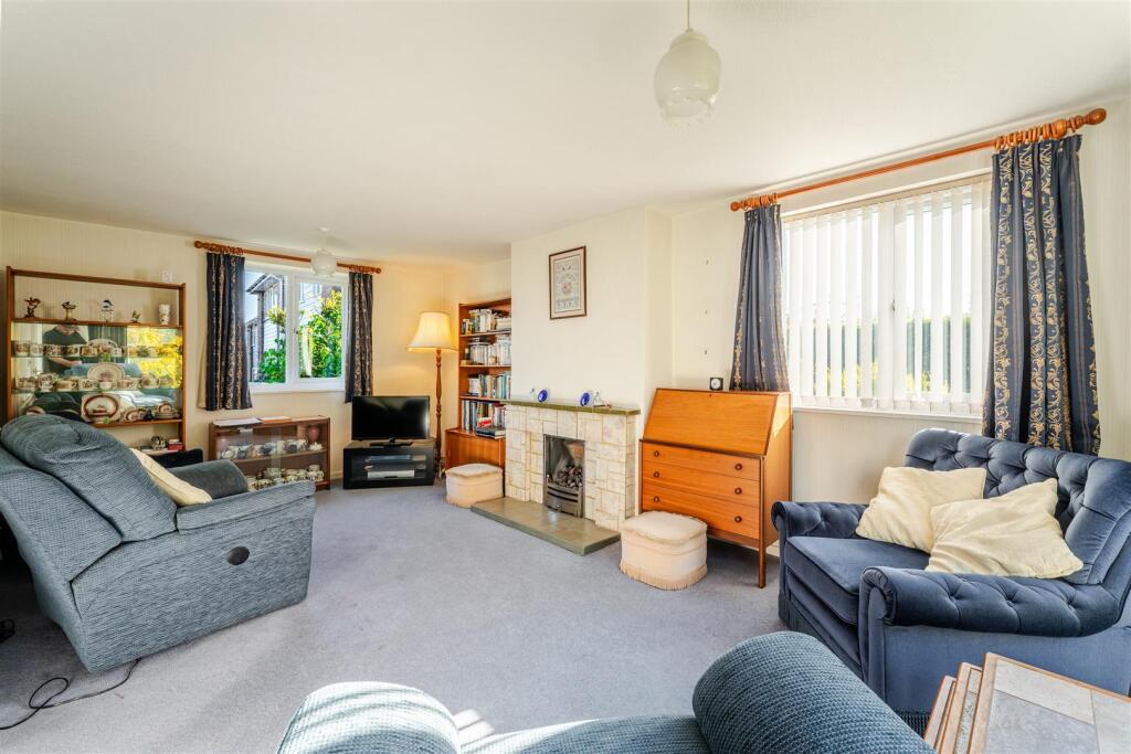 A four-bedroom family home offering great potential and cul-de-sac position in Yatton photo 4