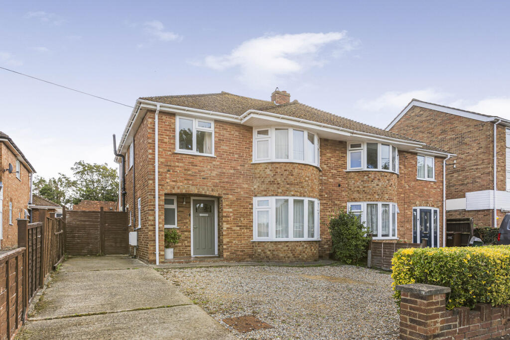 3-bed semi-detached on Oxford Road, Kidlington, OX5, £570,000
