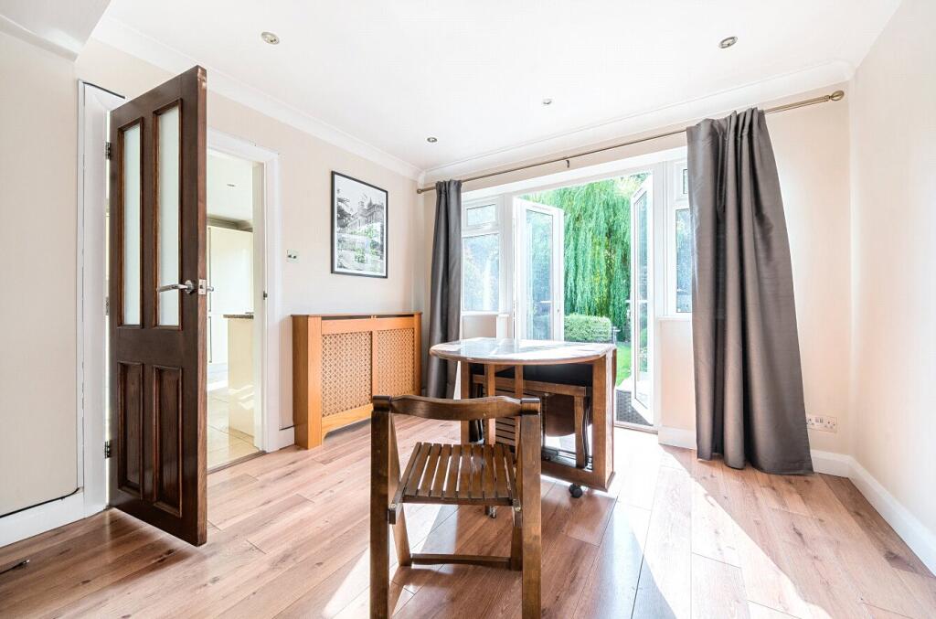Government Row, Enfield, EN3 – další